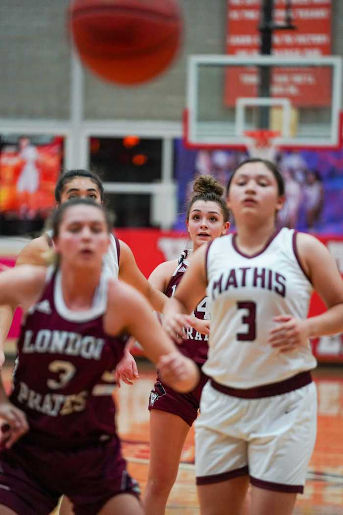 mathis-london-girls-basketball-playoffs00008